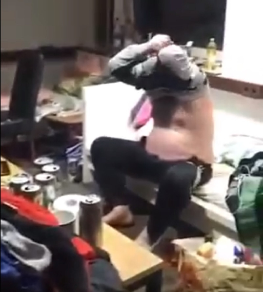 Kako donji deo trenerke obući preko glave? (VIDEO)