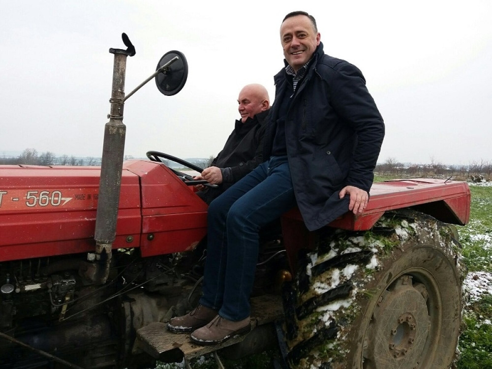 Sa Dačićem na motoru, sa Antićem na traktoru! (VIDEO)