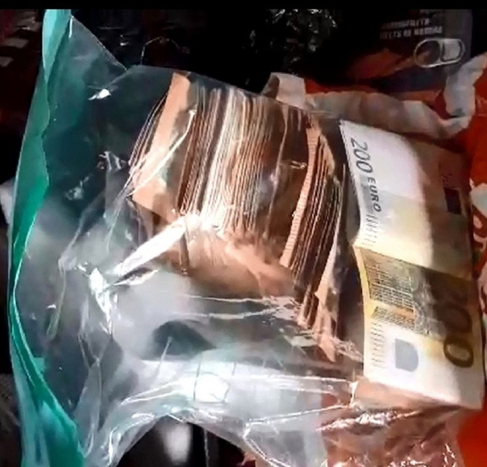 Otvorili torbu putnika, a unutra sve sami evri! Kad čujete koliko mu je para oduzeto, pitaćete se samo jedno