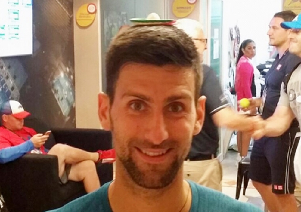 Pre pet godina zaprosila Novaka, a evo šta mu je sinoć uradila jedna devojka (FOTO)