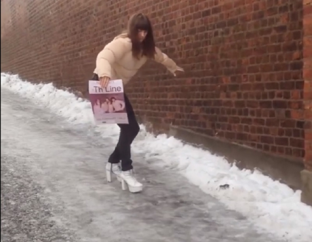 Cica na štiklama na ledu napravila urnebes, vrištaćete od smeha!