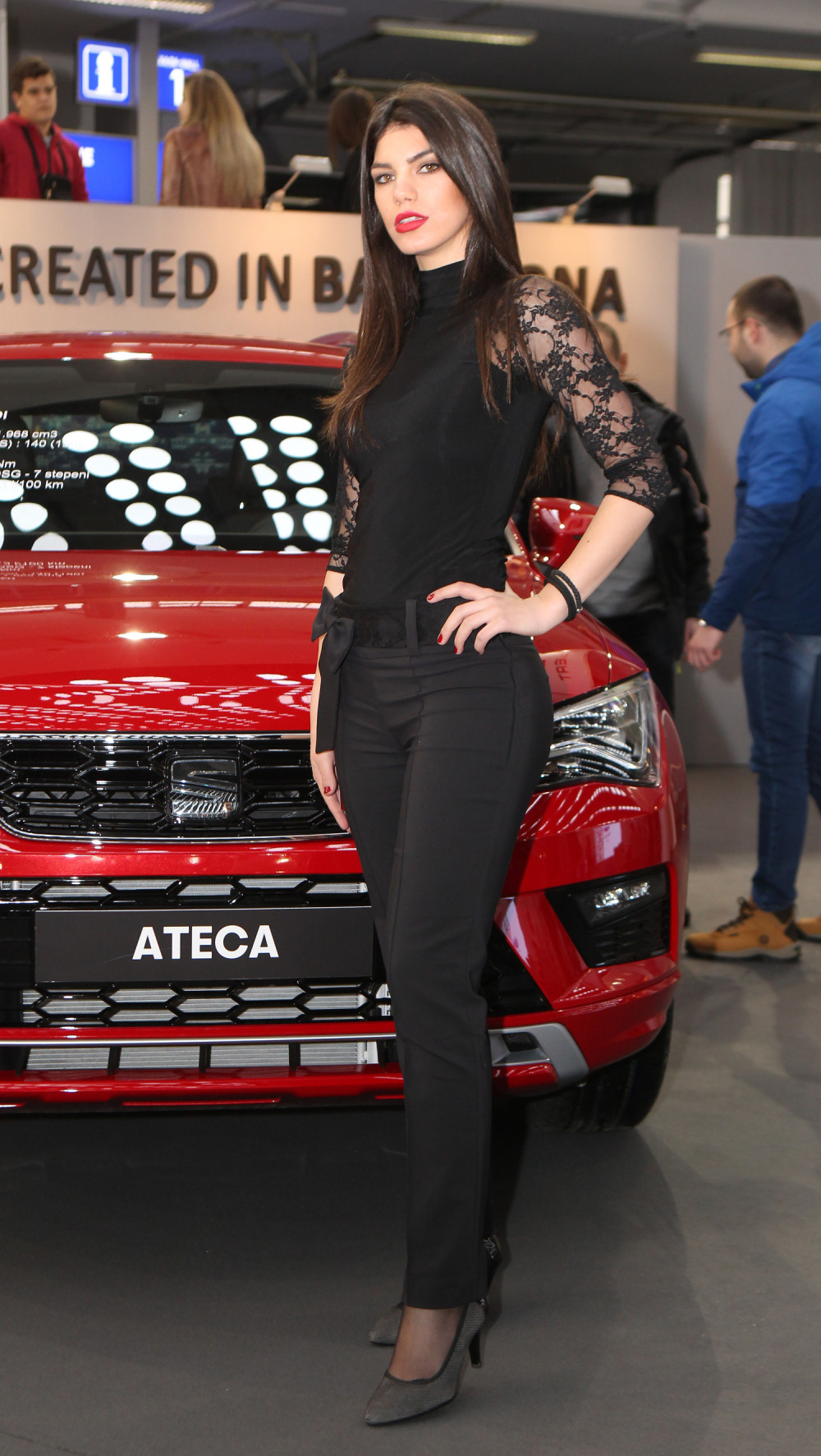 Ona je najlepša hostesa sajma automobila