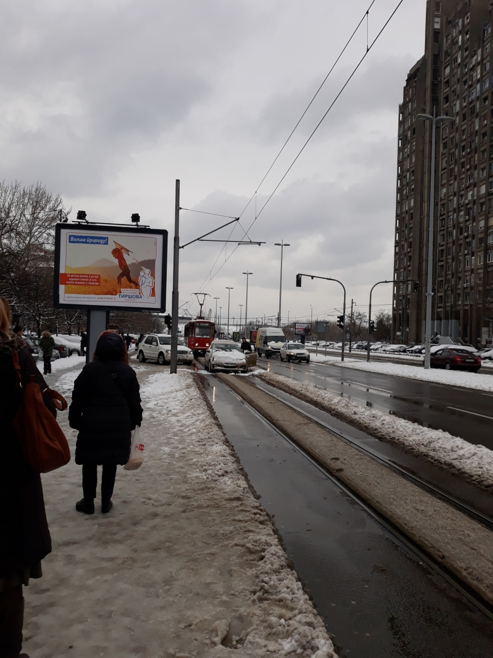 Otopljeni sneg mu pao na šoferku, zaustavio saobraćaj