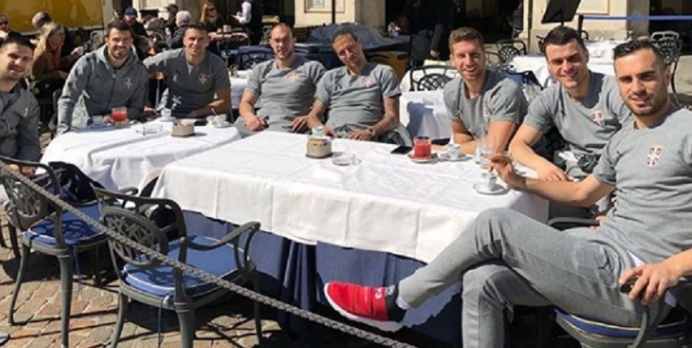 Srbiju zavejao sneg, a "orlovi" piju kapućino u sunčanom Torinu (VIDEO)