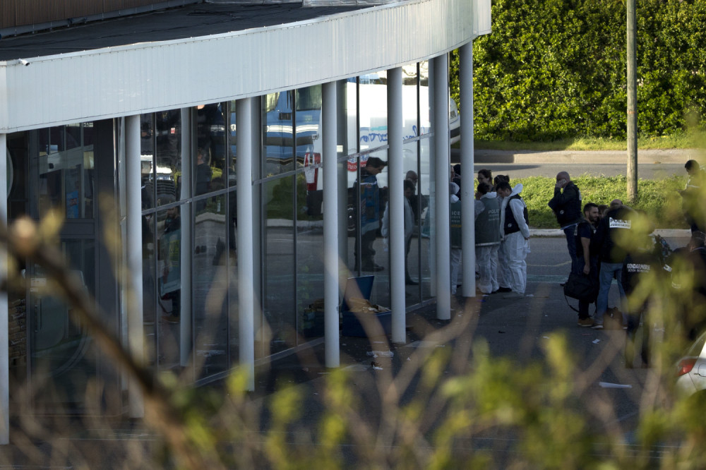 Policajac heroj ponudio se teroristi u zamenu sa taoce