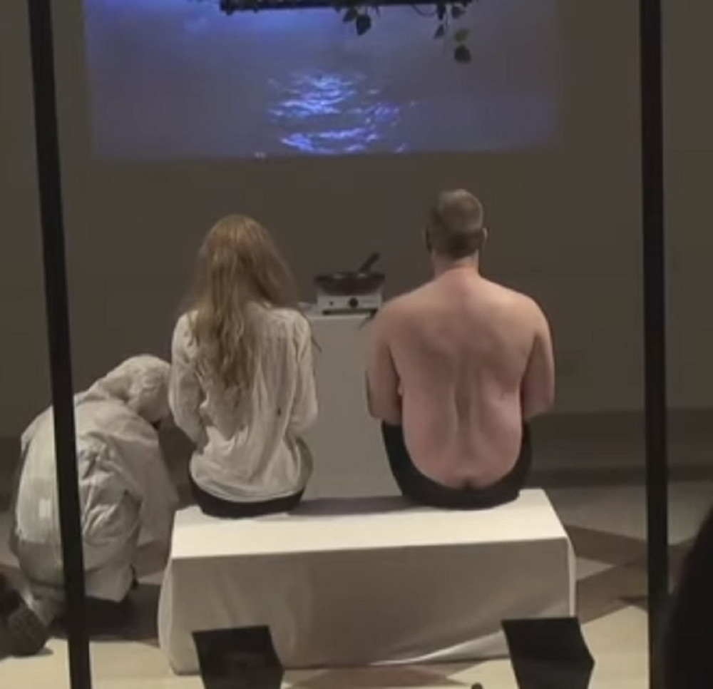 Odsekao im parče mesa sa leđa, ispržio i dao im da pojedu (18+)