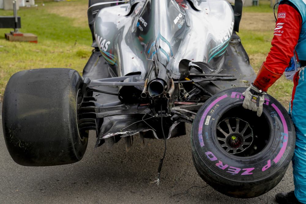 Mercedes se raspao, otpali mu i točkovi!