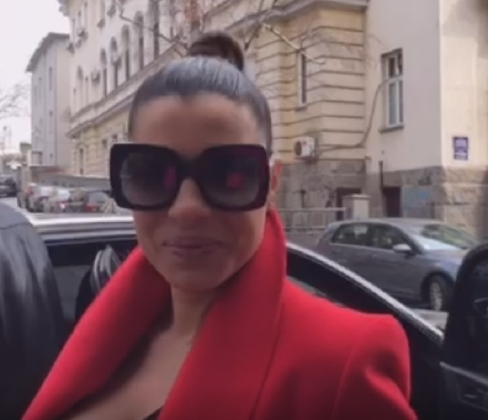 Mia Borisavljević skinula se u triko, izbacila grudi i javno objavila sliku! Internet gori od komentara (FOTO)