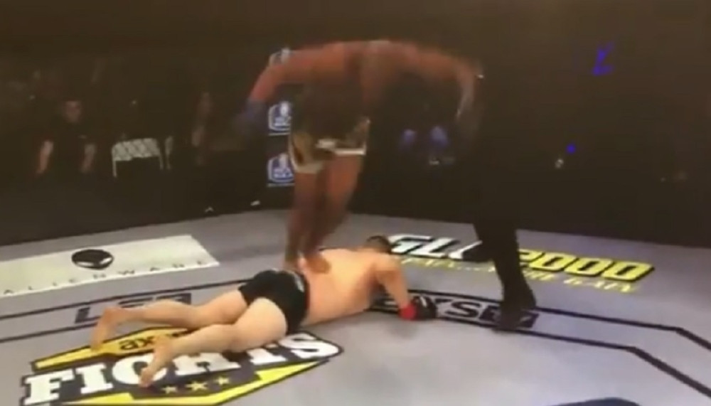 Borac bacio rivala u nesvest pa stao na njega! (VIDEO)