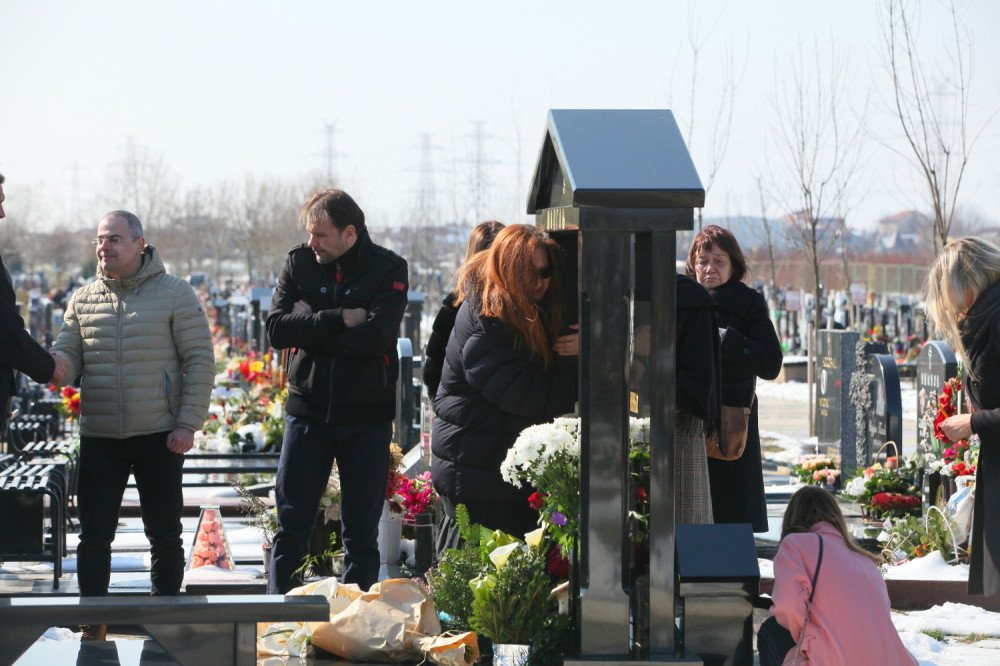 Majka grlila spomenik voljenog Makija