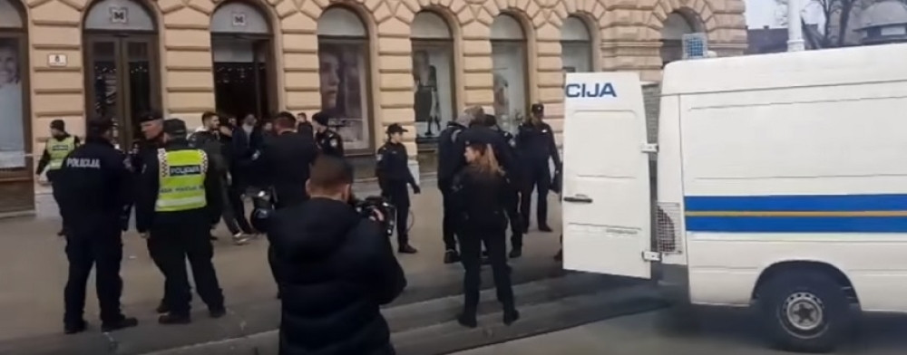 "Varvari" vikali "Ovo je Srbija", pa počeli da razbijaju sve po Trgu Bana Jelačića! (VIDEO)