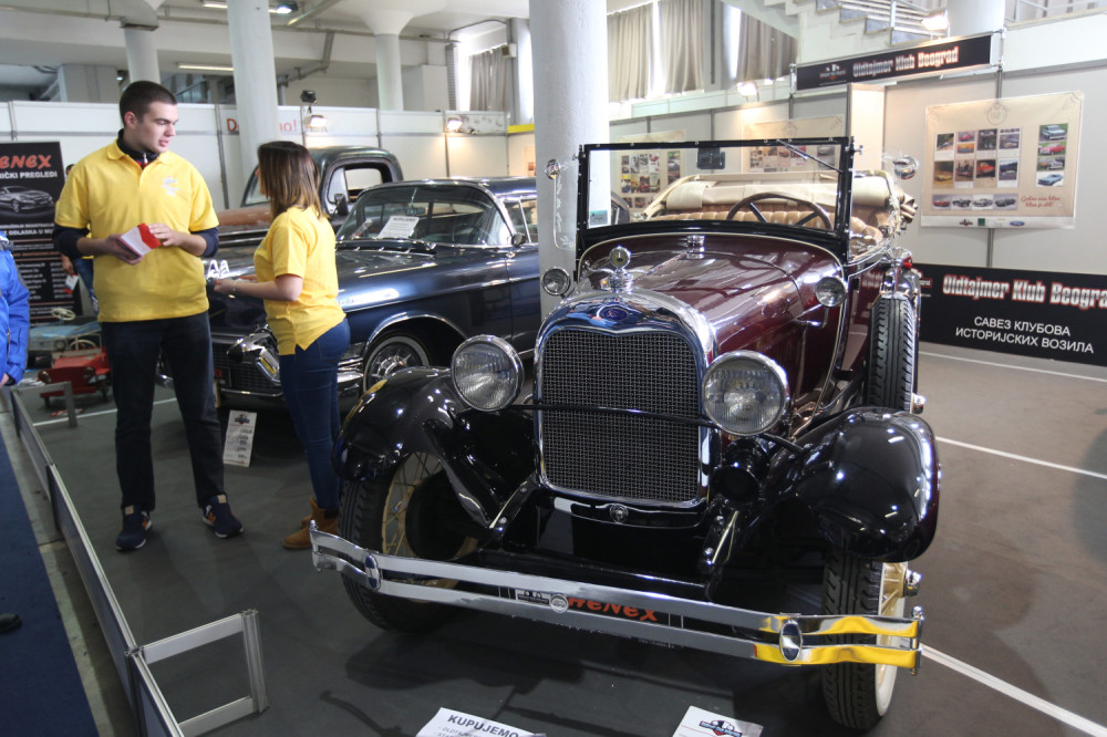 Izložba oldtajmera ispred Opštine Zvezdara