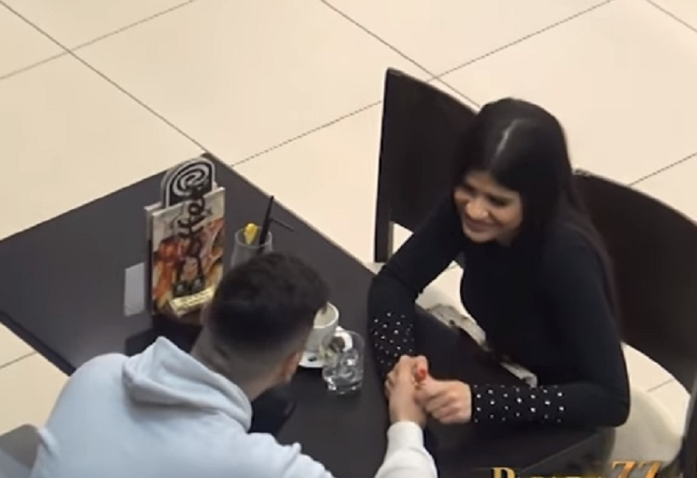 Našeg poznatog pevača devojka zaprosila na nastupu!