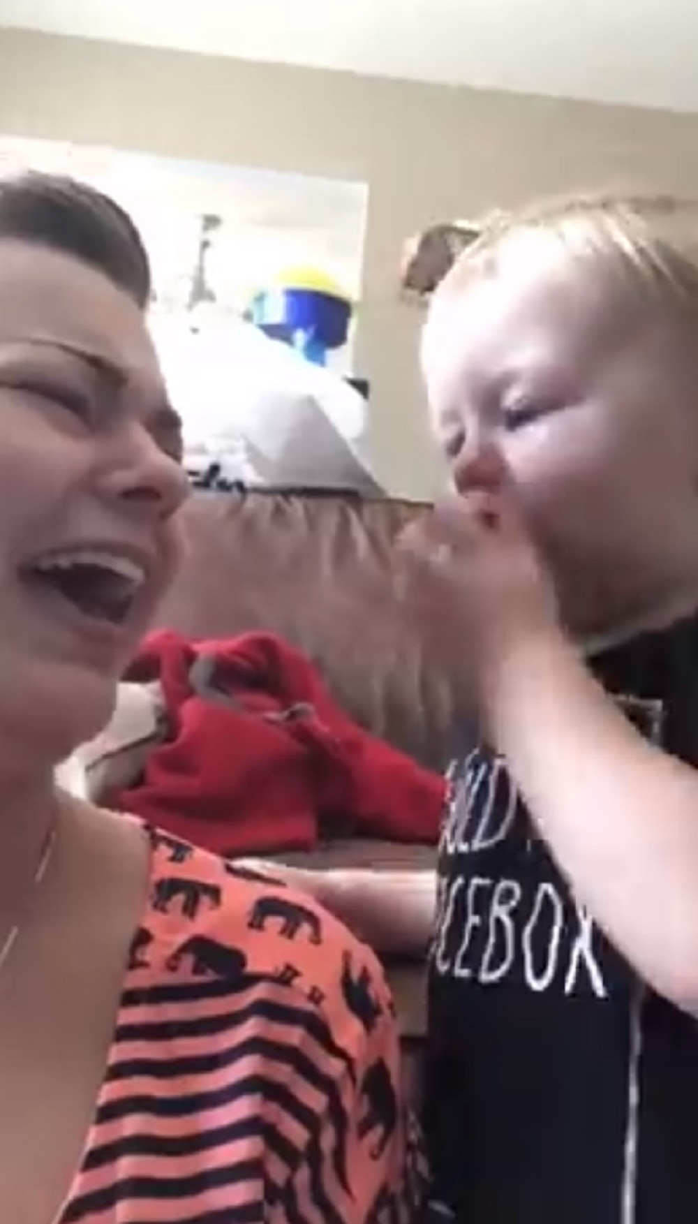 Beba je plakala, a potez majke će vas oduševiti! (VIDEO)