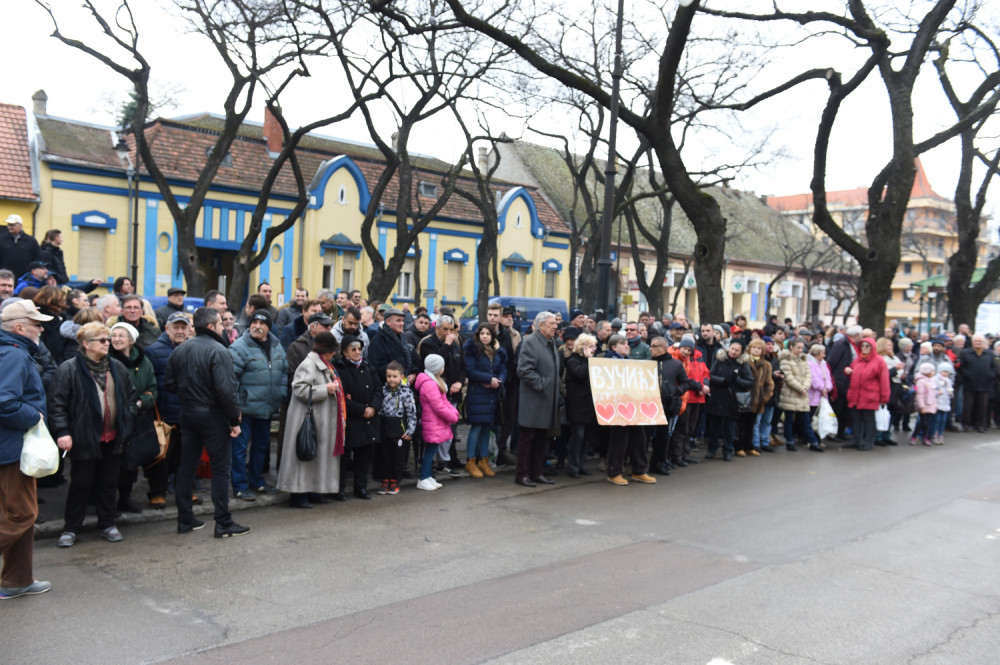Stotine građana dočekalo Vučića u Subotici