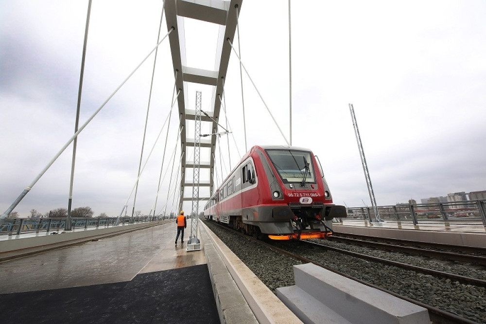 Voz prešao Žeželjev most