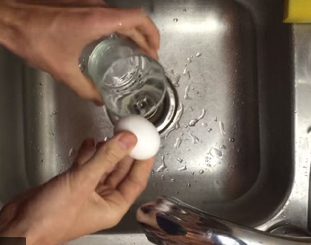 Kako da oljuštite kuvano jaje za tri sekunde!