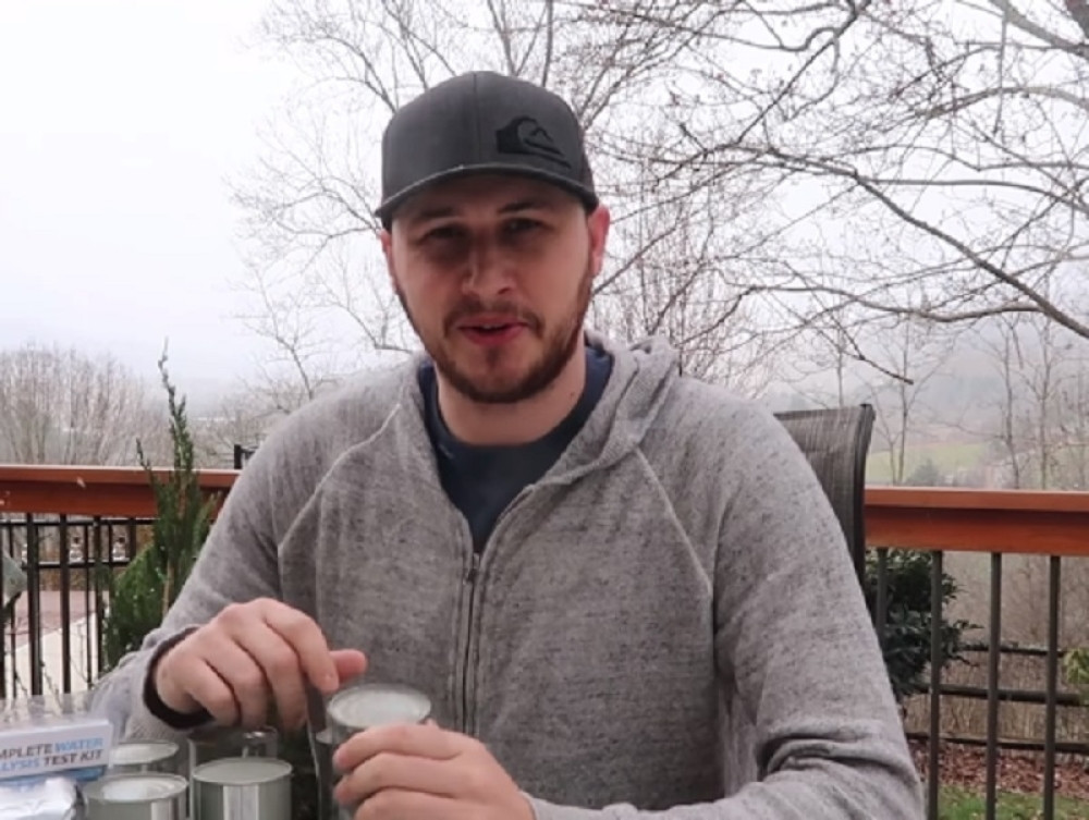 Odlučio da proba vodu iz konzerve staru 60 godina, nije očekivao da će se ovo desiti!