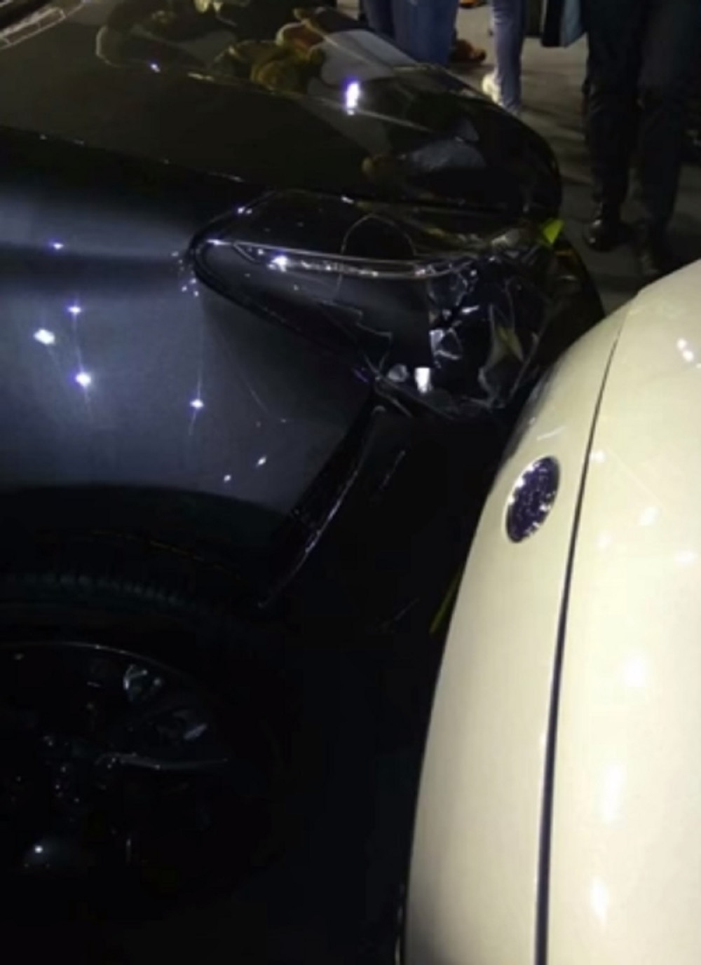 Evo šta se desilo sa hostesom koja je slupala automobil na Sajmu