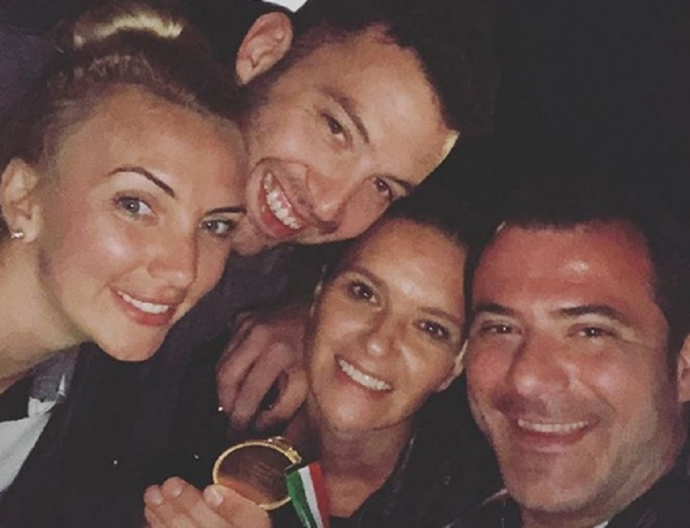 Deki i Filip sa lepšim polovinama sunčali se na Ligurijskom moru (FOTO)