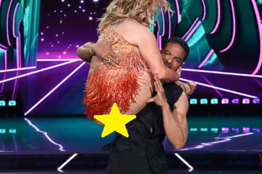 Poznata pevačica tokom plesa pokazala međunožje! (18+)