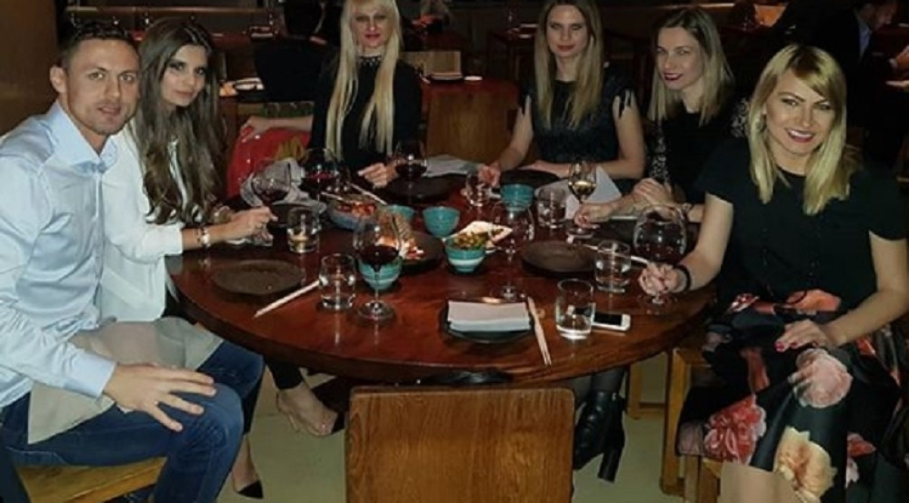 Nemanju Matića zaskočile lepotice u Londonu (FOTO)