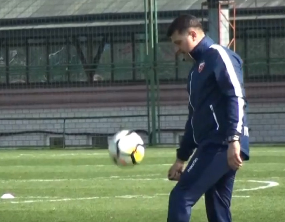 Nećete verovati šta sve Zvezdin trener radi s loptom!