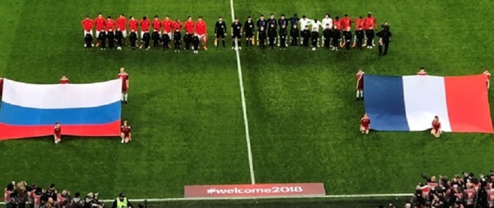 Šta je čudno na slici Rusa i Francuza tokom slušanja himni?