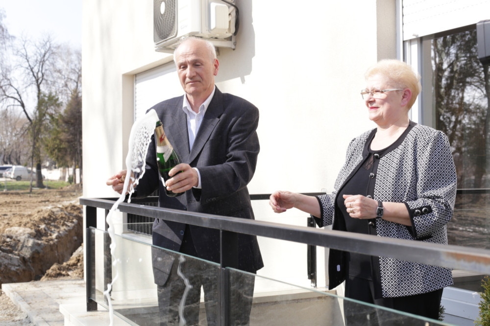 Uručeni ključevi dobitnicima stanova u "Uzmi račun i pobedi"