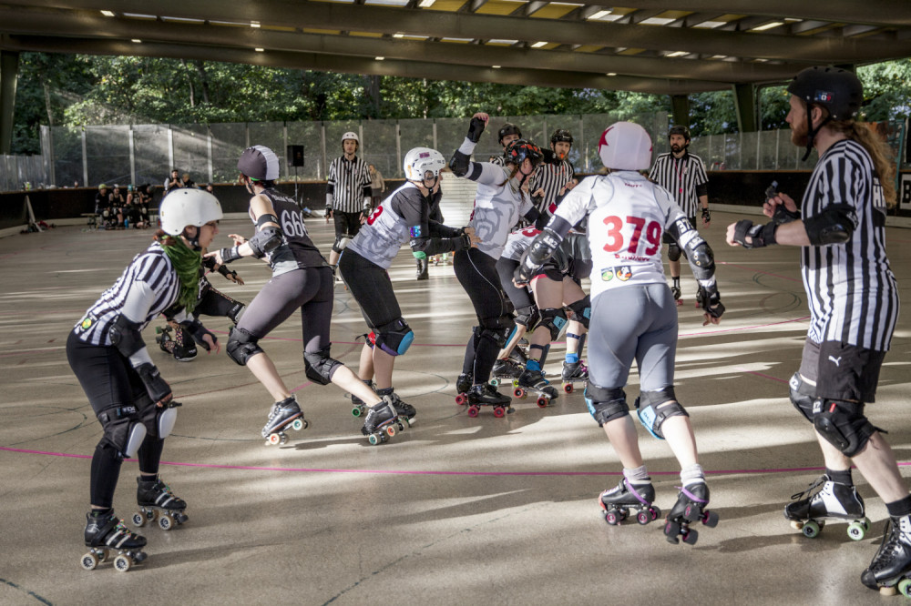 Dame u žestokom okršaju na rolšuama!