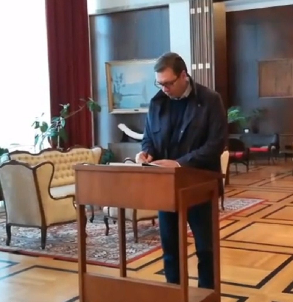 Vučić se upisao u knjigu žalosti (VIDEO)