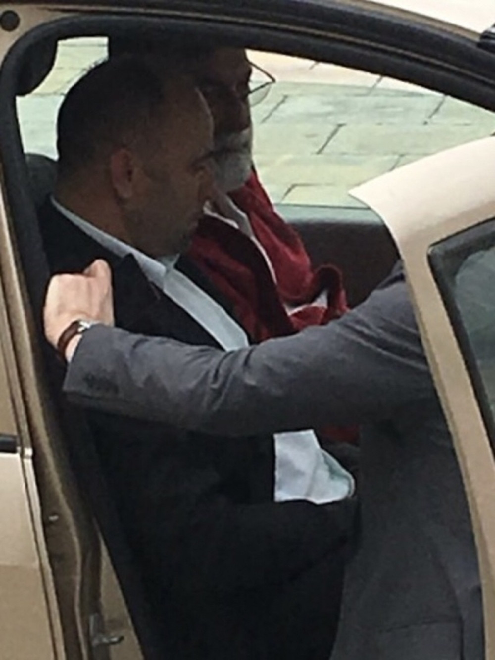 Ovo je muškarac koji je pretio samoubistvom ispred Skupštine