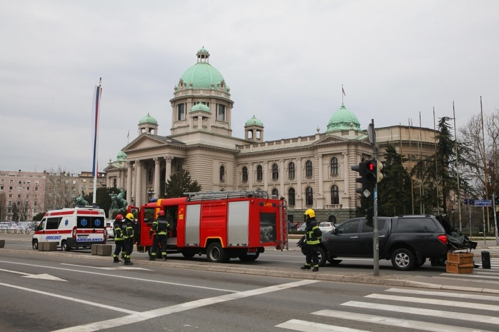 Muškarac pretio da će da se ubije ispred Skupštine