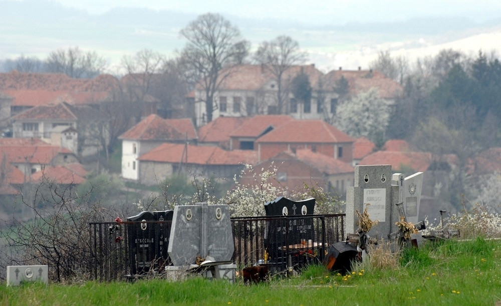 Umesto NOVCA ili SATA, zaposlenima POKLANJAJU GROBNO MESTO!