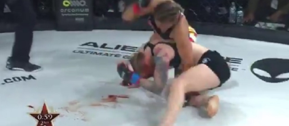 Prvo je raskrvarila rivalku u ringu, a onda je "ubila Boga" u njoj! (VIDEO)