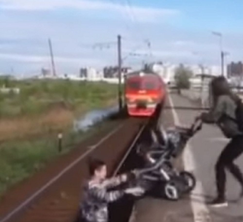 Skočio na prugu da izvuče kolica za bebe, a onda je naišao voz