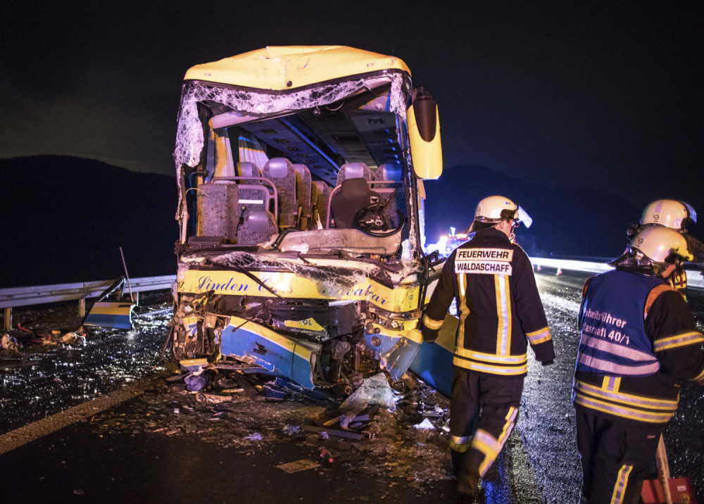 Kamion sleteo sa puta i udario u školski autobus, dve osobe poginule