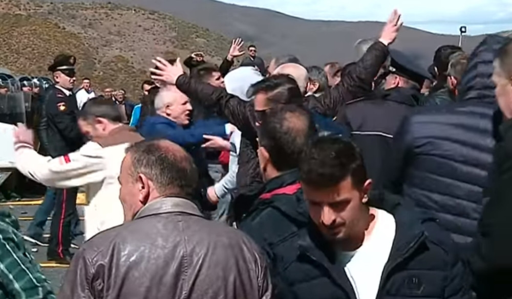 Protest zbog putarine, zapalili naplatnu stanicu