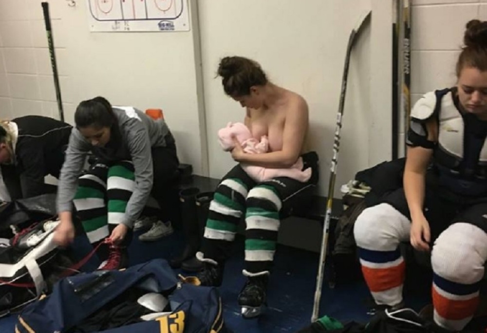 Hokejašica u pauzi meča dojila dete!