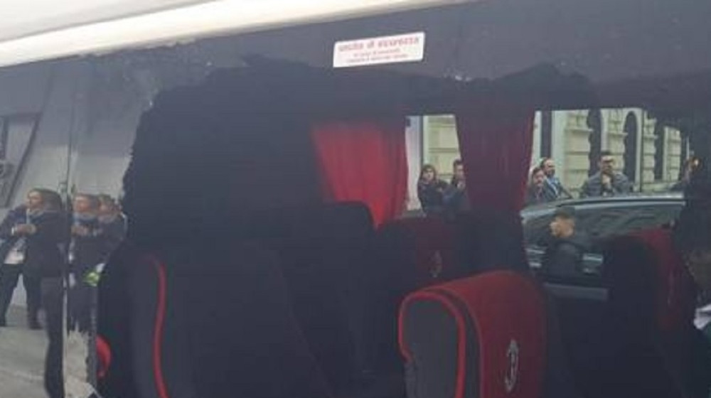 Kamenovan autobus Milana! (FOTO)