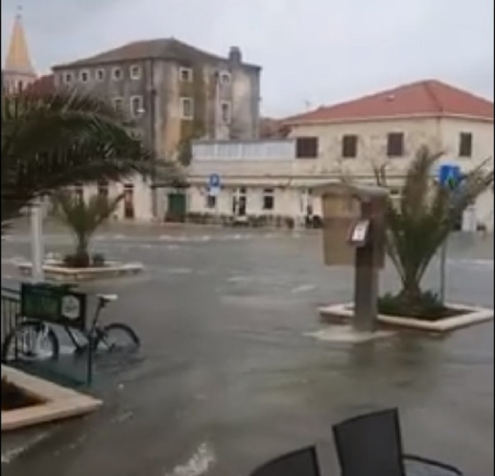 More potopilo Hvar, a onda se voda naglo povukla! (VIDEO)