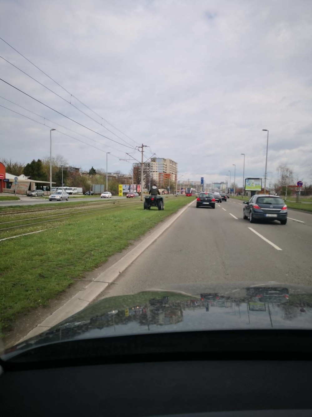 Kvadom preko šina i trave da bi izbegao gužvu