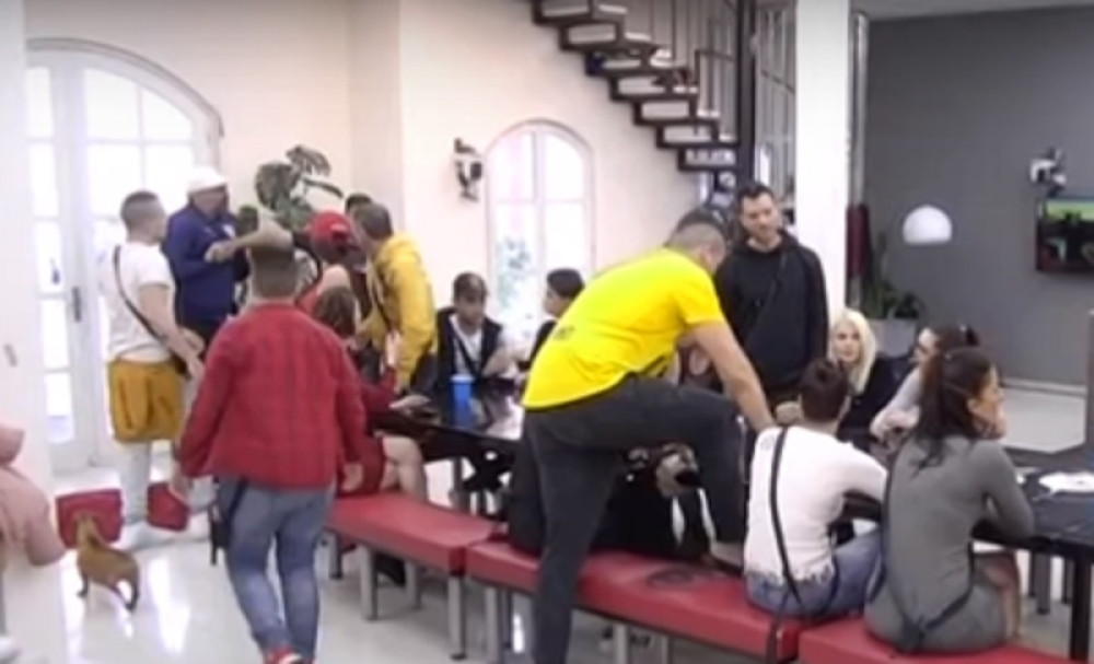 Ne zna se ko koga udara, lete tanjiri, puca sve!