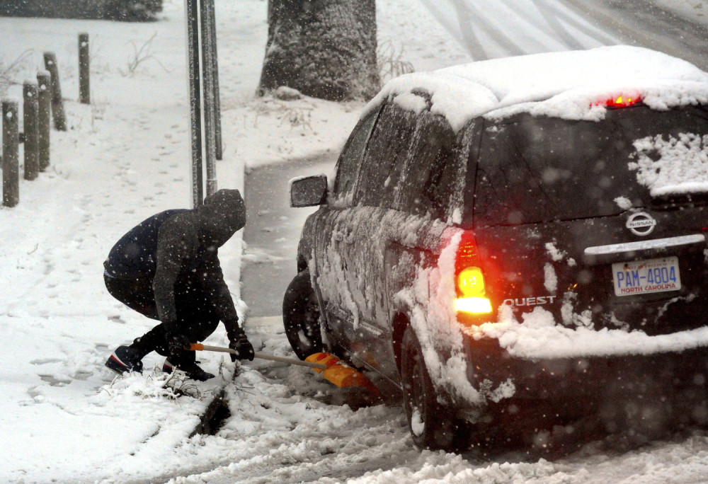 U direktnom sudaru autobusa i automobila poginuo mladić