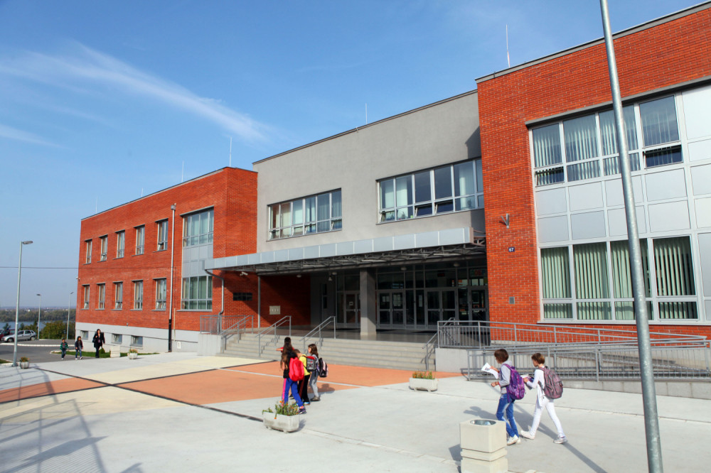 Došla da upiše dete u školu i poljubila vrata!