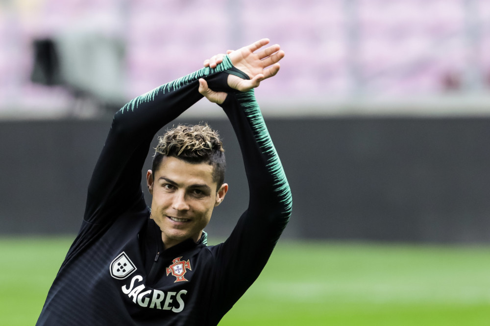 Uplakana devojka merkala Ronalda i čekala ga, a onda je uradila ovo!