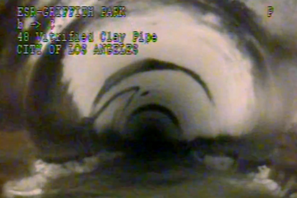 Dečaka iz kanalizacije izvlačili "Betmenovskim metodama" (FOTO)