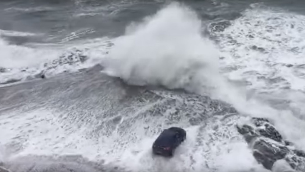 Crnogorac "priveo" cicu na obalu u skupom automobilu, a onda su stigli talasi!