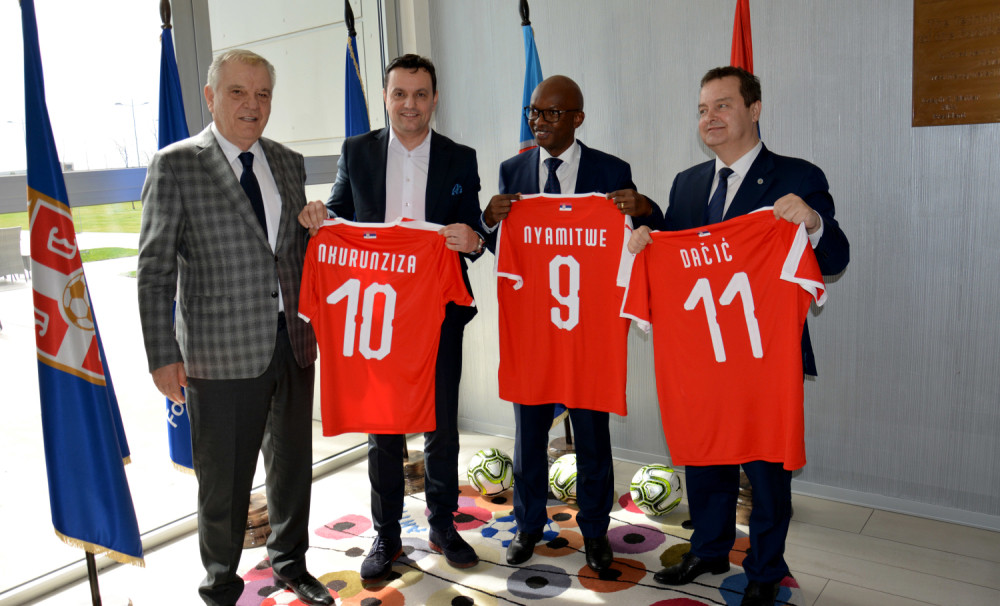 Ministru Burundija dres reprezentacije Srbije