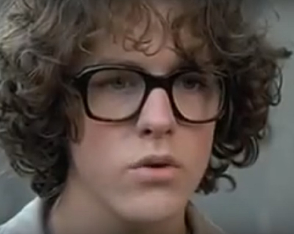 Ludi štreber više ne nosi naočare, bavi se muzikom i ozbiljan je šmeker (FOTO)